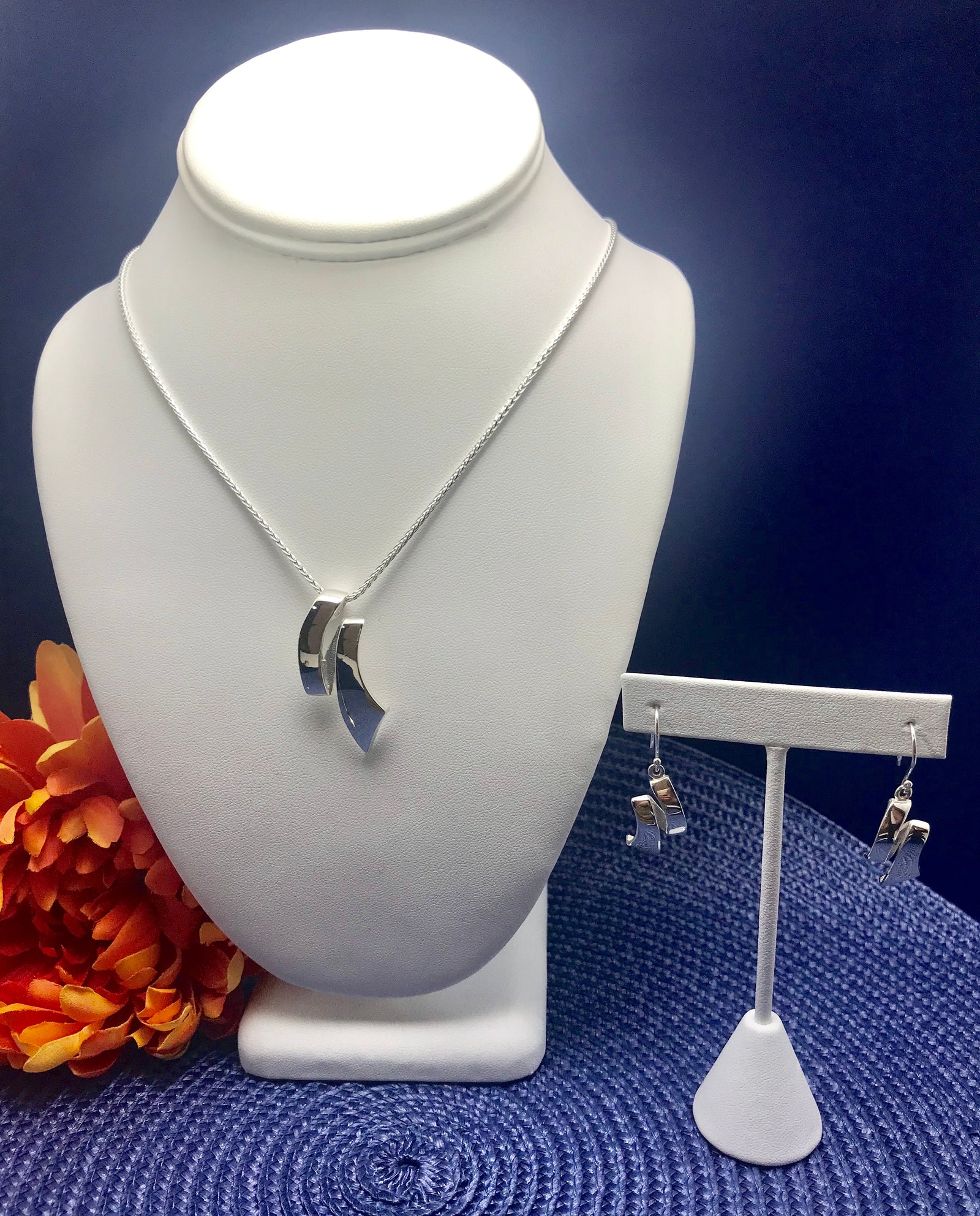 Ribbon Shaped Silver Necklace and Earrings Set