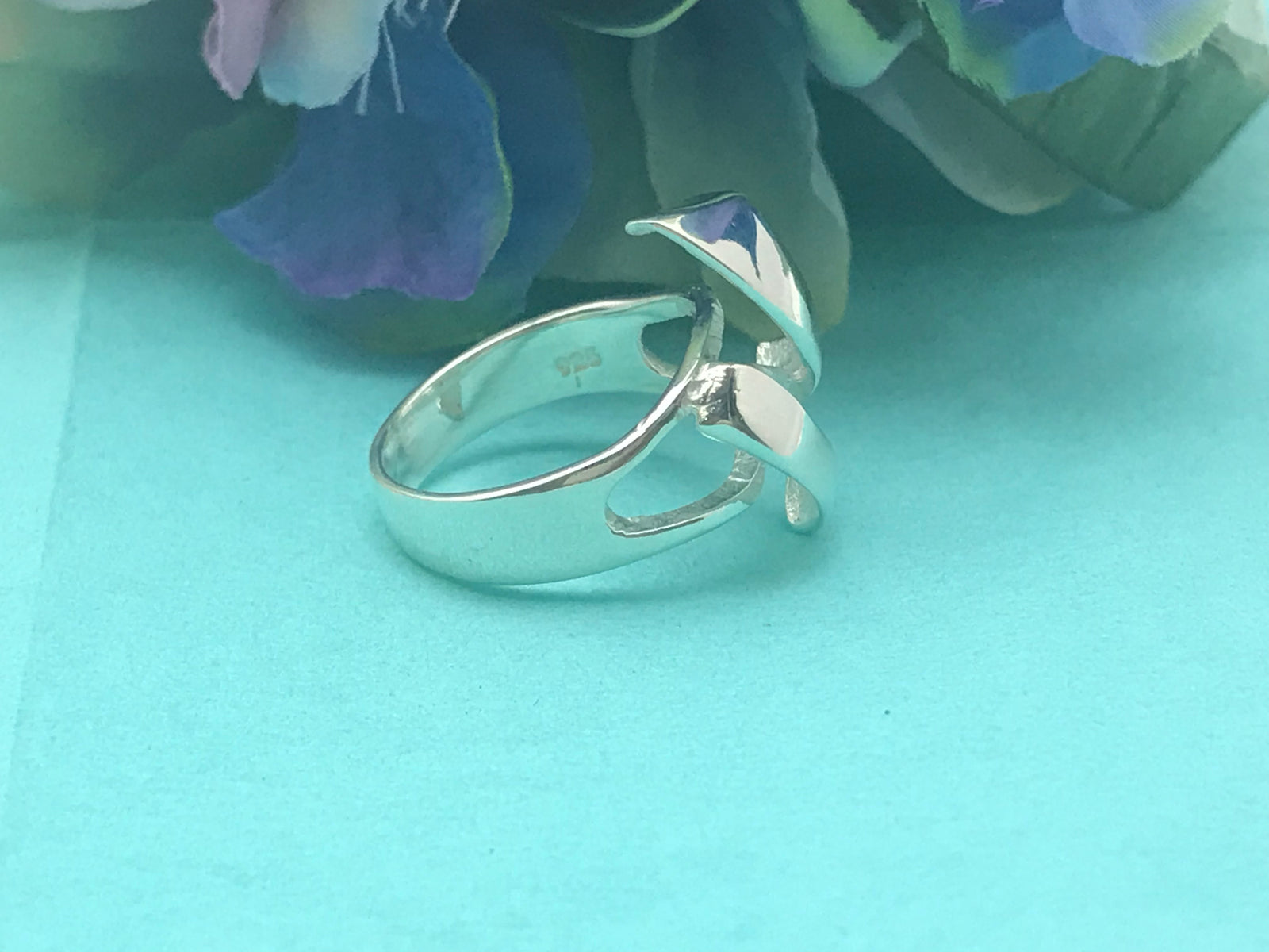 Modern Ribbon Shaped Ring