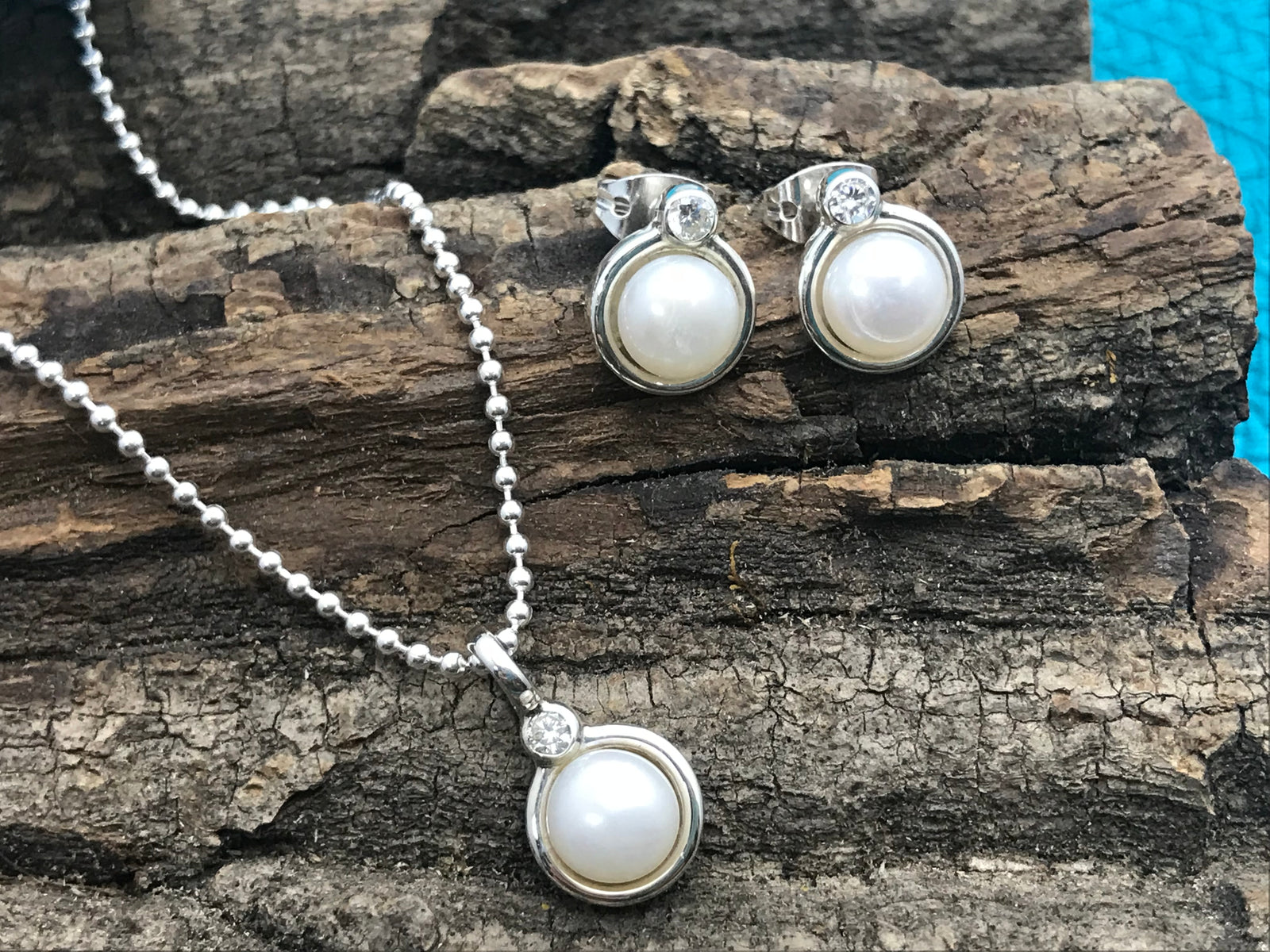 Round Pearl Pendant and  Earrings Set