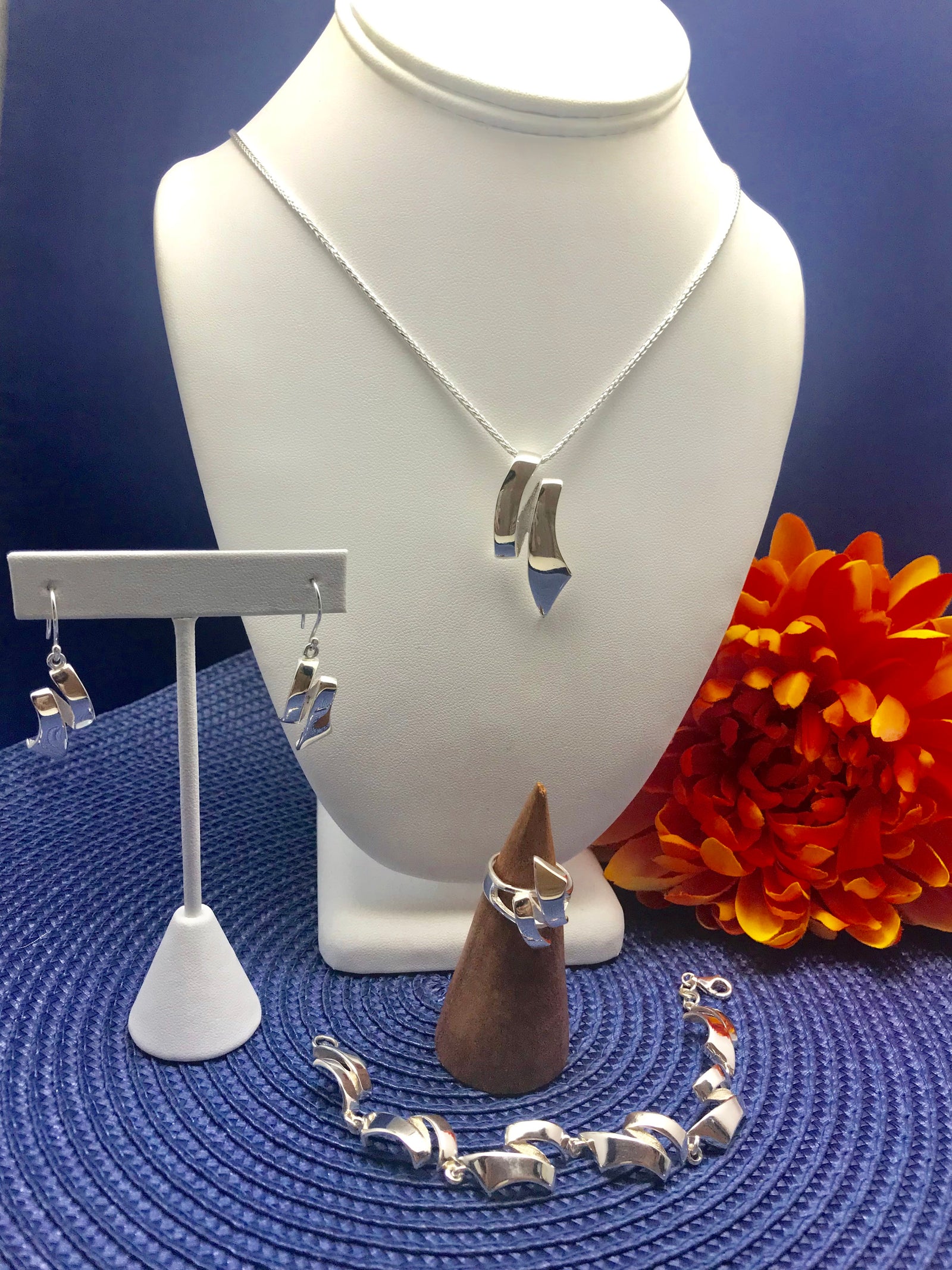 Ribbon Shaped Silver Necklace and Earrings Set