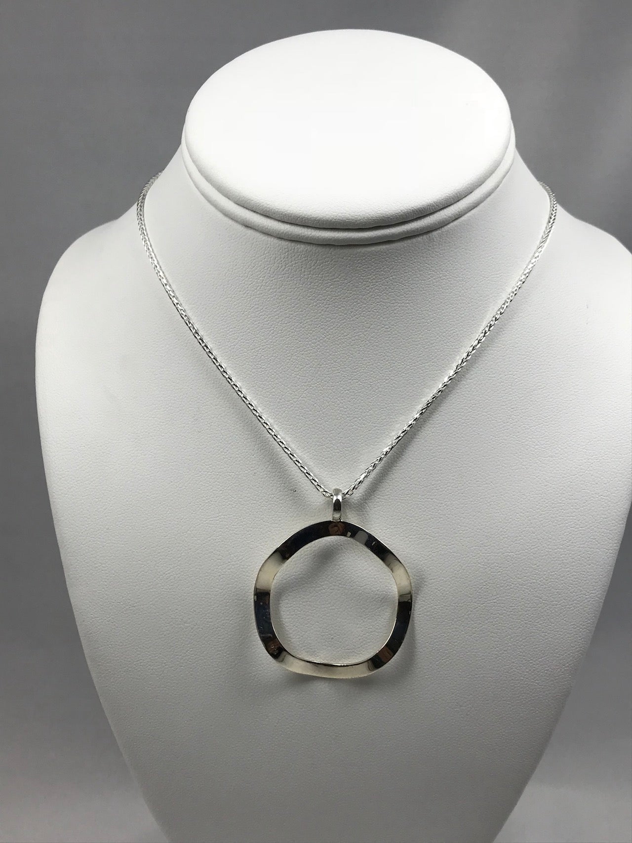 Ondulated Ring Necklace and Earrings Set