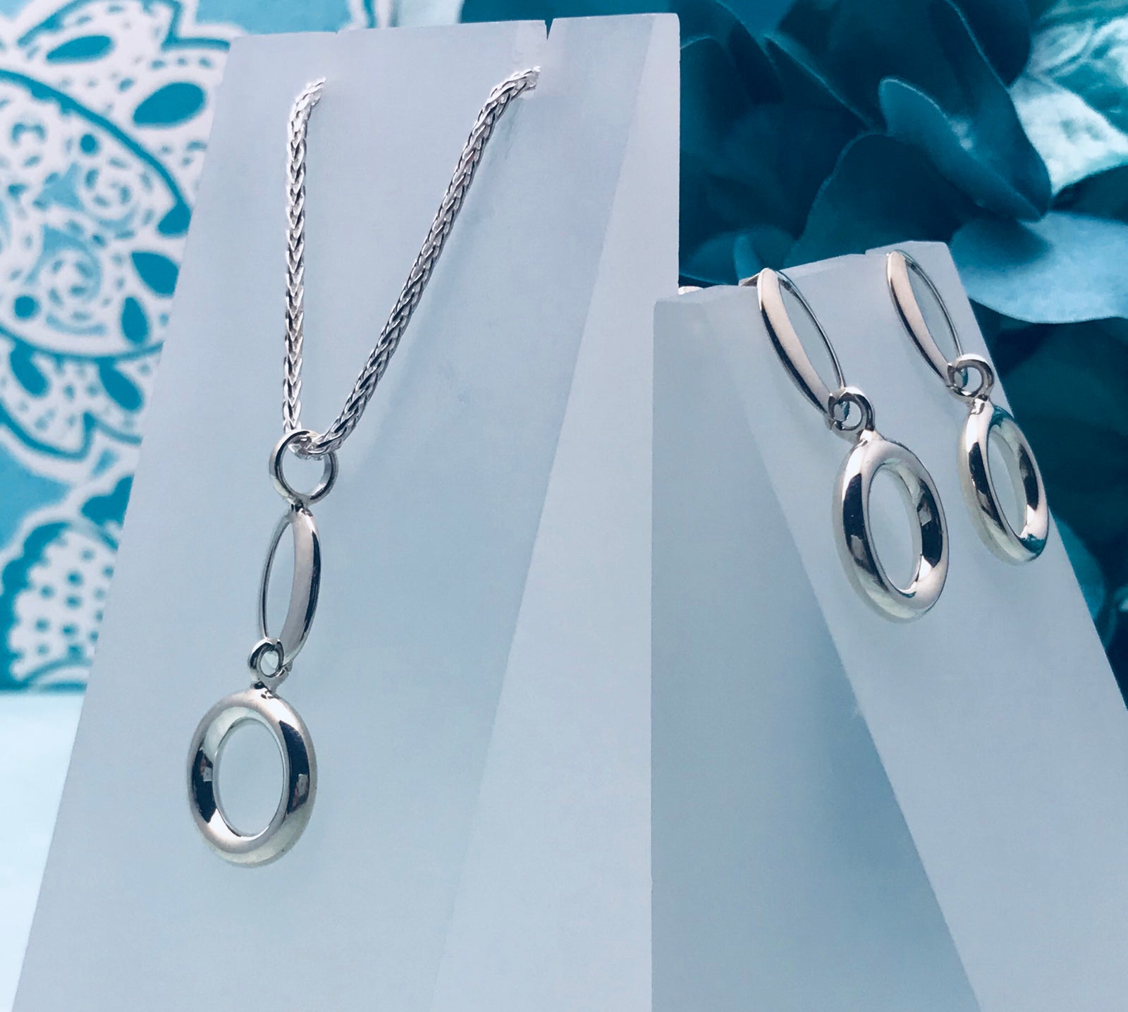 Circle and Oval Silver Neckace and Earrings Set